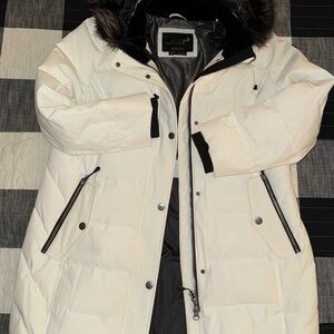 ARCTIC EXPEDITION WHITE  BLACK AND GREY FUR HOOD NWOT